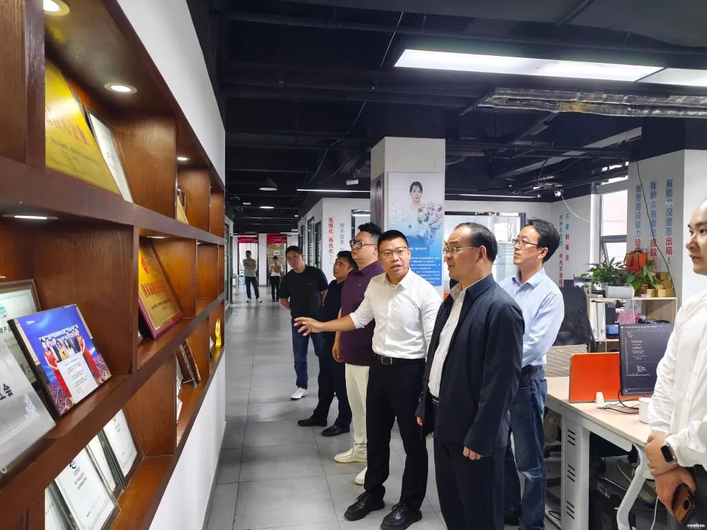 武汉交通职业学院:党委书记向家文率队走访长沙计支宝信息科技有限公司