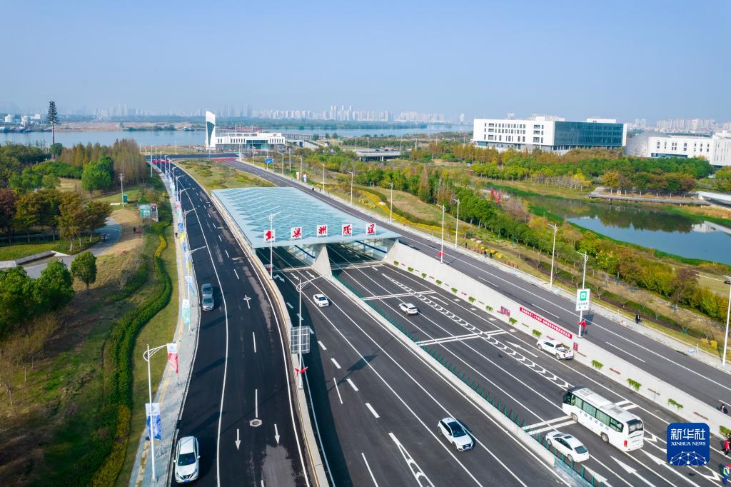 汉江首条过江公路隧道正式通车
