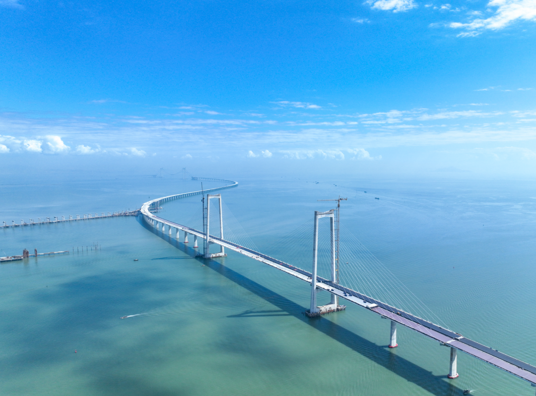 再创纪录！深中通道中山大桥钢桥面铺装完成！